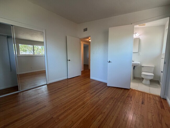 Building Photo - Adorable 3 bedroom 2 bath bungalow in Rosemont