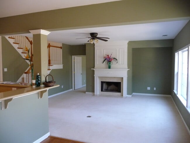 Building Photo - Executive Home!