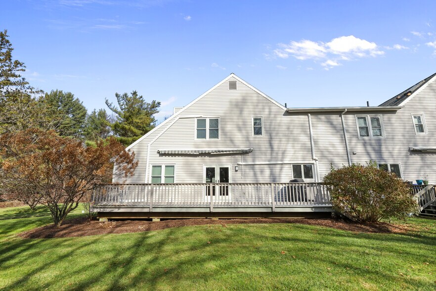 Rear of Unit - 12 Applewood Ln