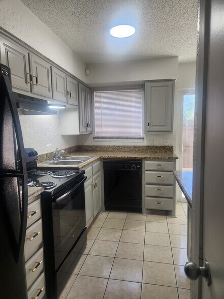 Building Photo - 6828 Brentwood Stair Rd