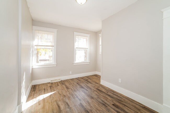 Building Photo - 1114 E Corrington Ave