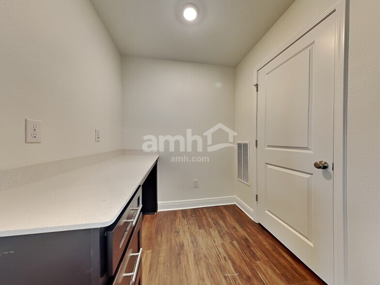 Building Photo - 27537 St Andrews Ave