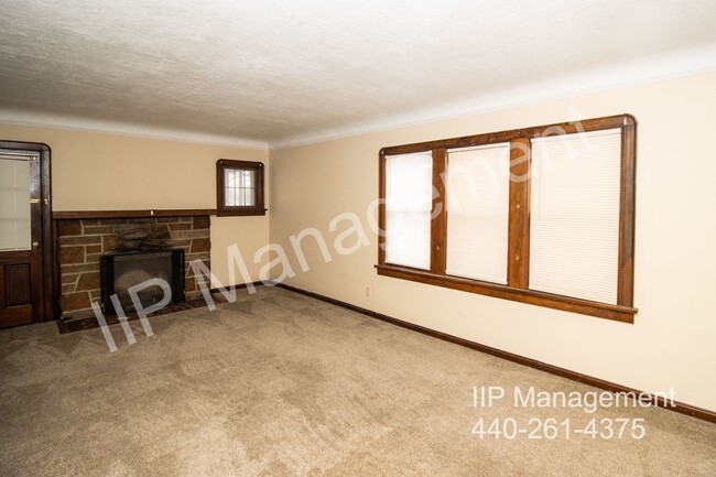 Building Photo - Very Spacious 2BR 2nd Floor Unit in South ...