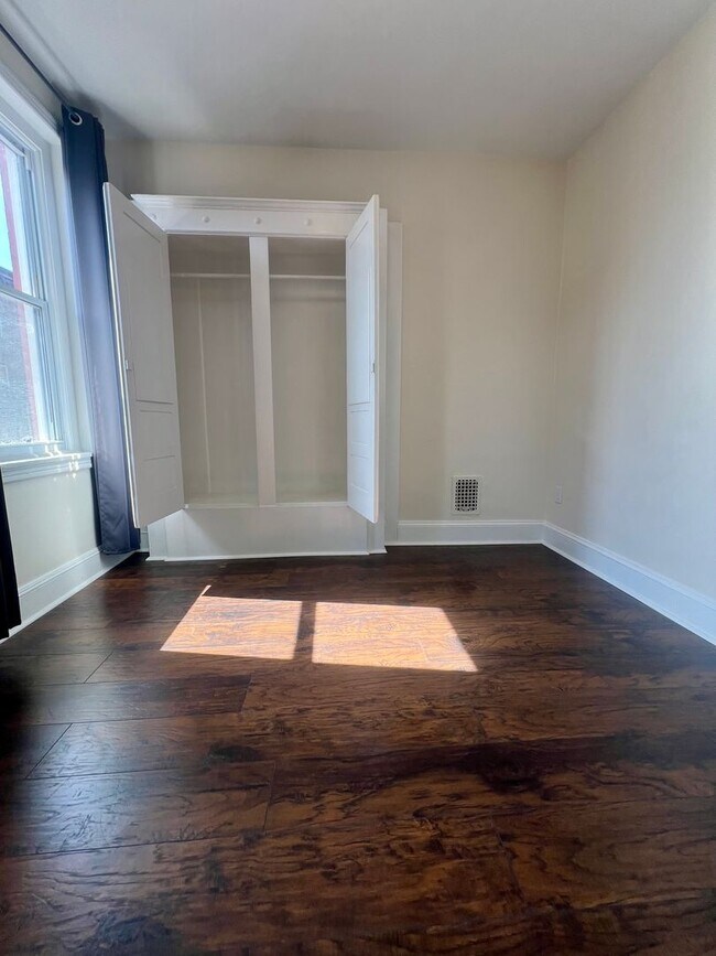 Building Photo - Stunning 3-Bedroom Townhome by LaSalle! Available NOW!