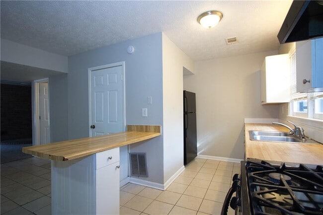 Building Photo - 2139 Golfview Dr SE