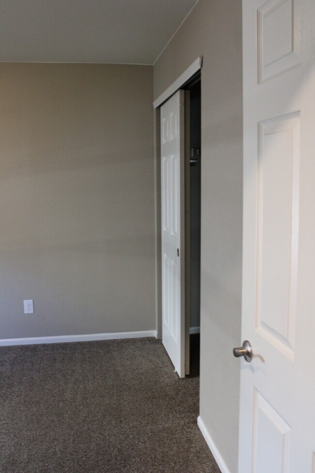 Building Photo - 415 3rd St