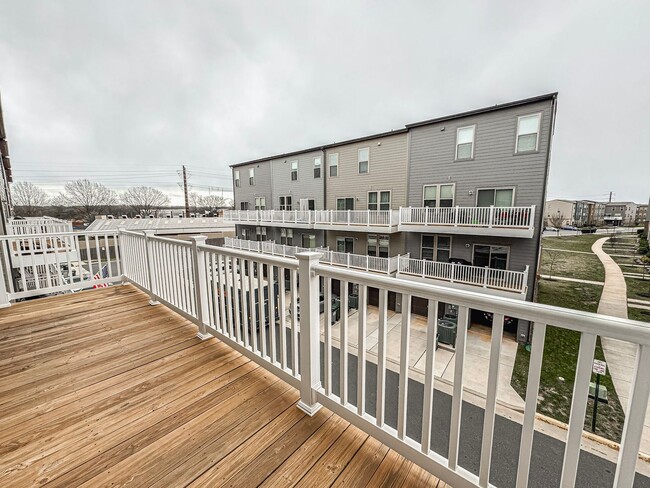 Building Photo - Stylish 3 Bed 2.5 Bath End-Unit Townhome W...