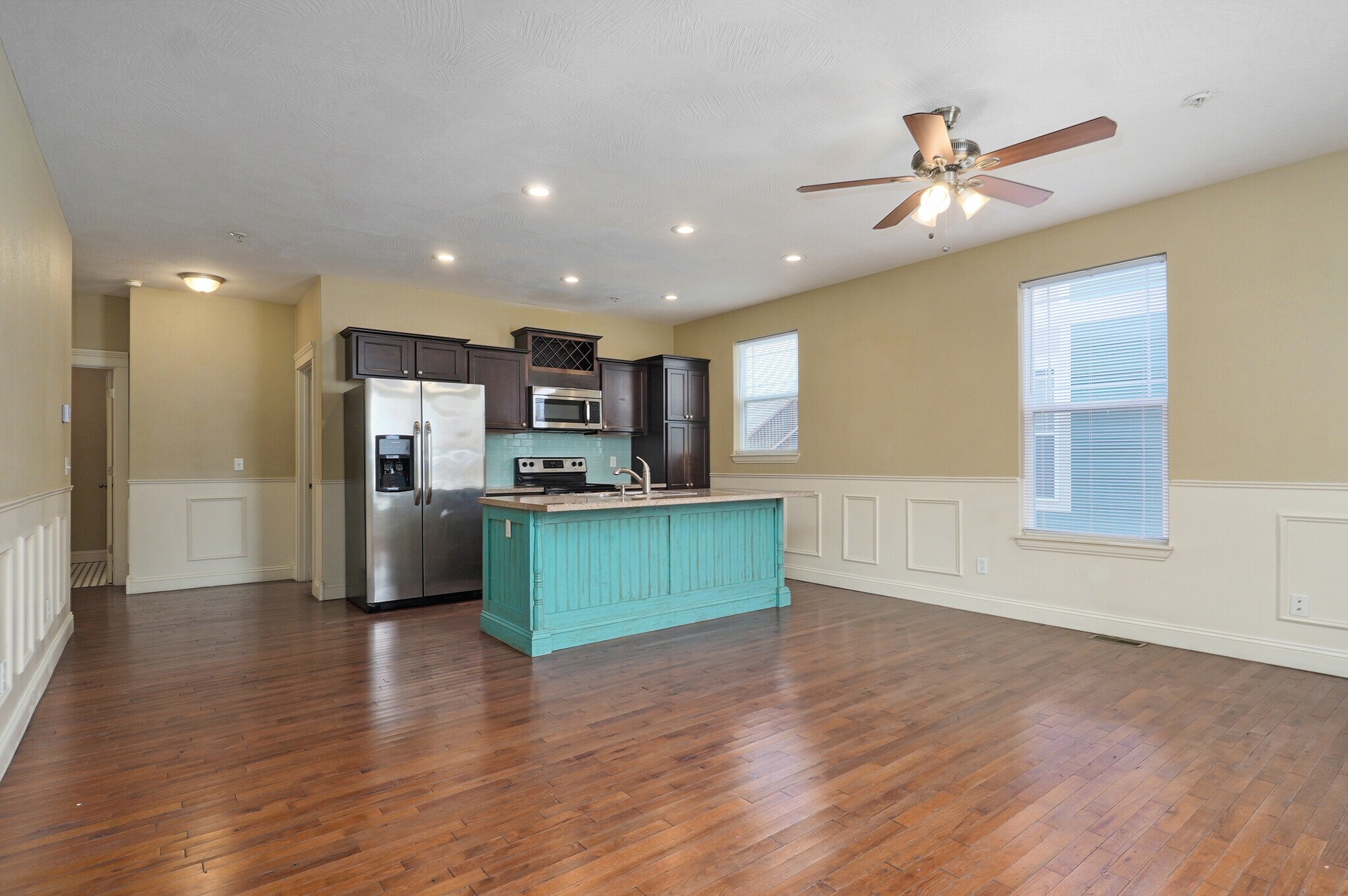 Building Photo - 1046 E Walnut St