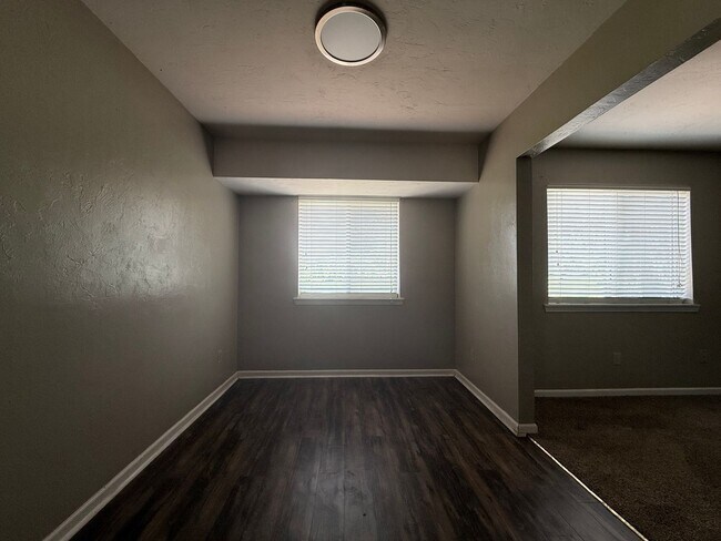 Building Photo - Upstairs unit on the Golf Course!!!