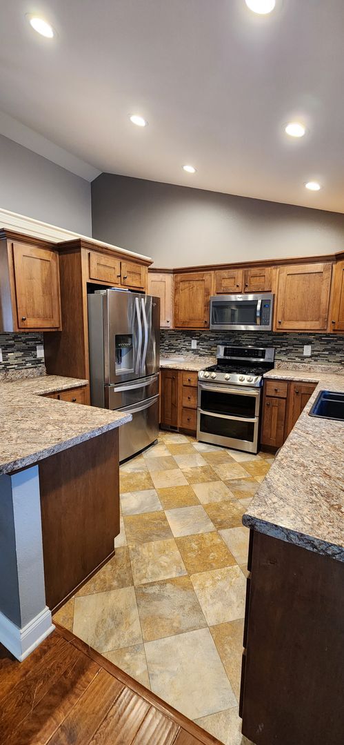 Building Photo - Location, Location, Location. 3 bedroom / 2 bath *Unfurnished* Available for 12 month lease