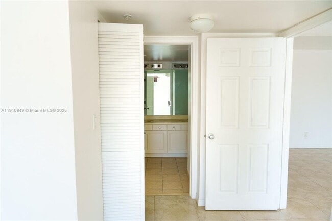 Building Photo - 509 E Sheridan St