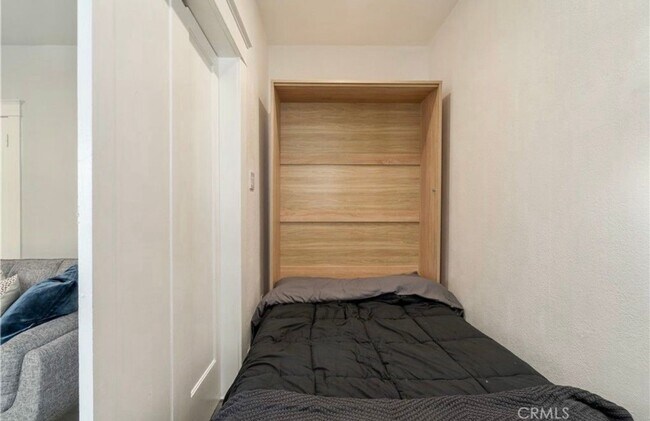 Building Photo - Charming Studio with Vintage Appeal
