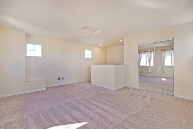 Building Photo - Large, Bright and Beautiful 3BR/2.5BA/2,195sf home in great condition!