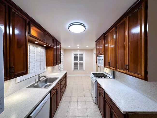 Building Photo - 5639 E Spring St