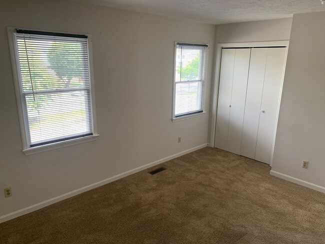 Building Photo - Townhome with new carpet for rent in the m...