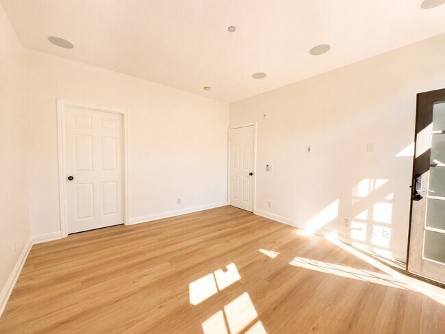 Building Photo - Bungalow