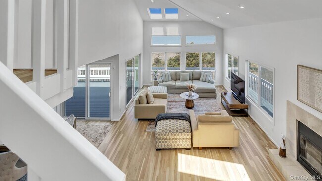 Building Photo - 552 Dune Rd