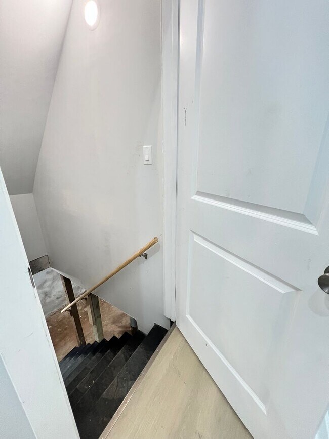 Building Photo - Renovated 4bd/2 bath House with Rear yard!! SECTION 8 ONLY!!