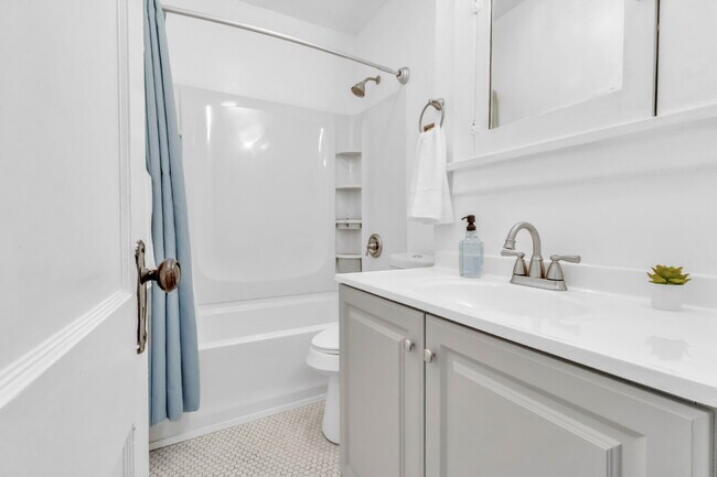 Building Photo - Furnished 7-Bedroom, 4-Bath Whole House in North Buffalo