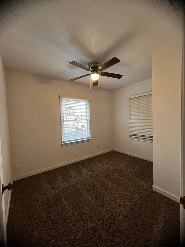 Building Photo - 800 N West St