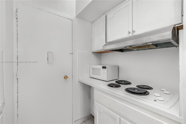 Building Photo - 4925 Collins Ave
