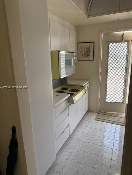 Building Photo - 450 Golden Isles Dr