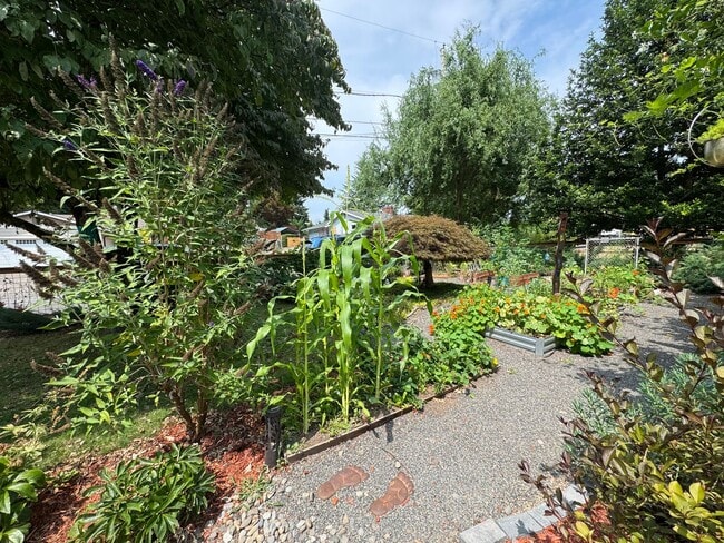 Building Photo - Spacious 4-Bedroom Home with Multiple Livi...