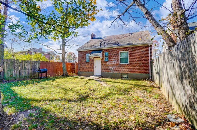 Building Photo - 5914 Lantana Ave