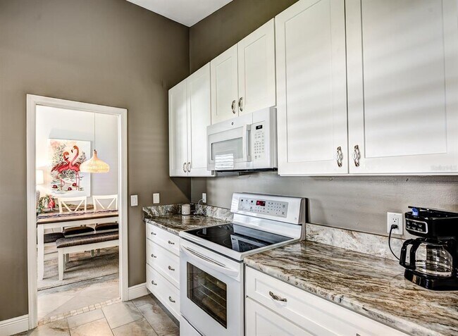 Building Photo - 130 Southampton Pl S