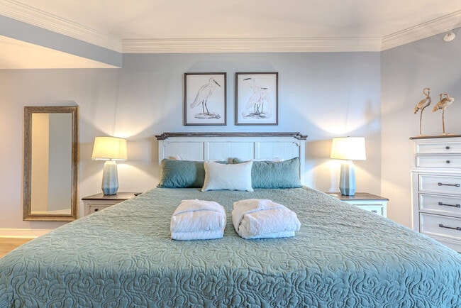 Building Photo - 10 N Forest Beach Dr