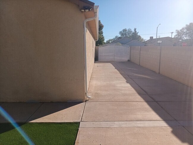 Building Photo - 3 Bedroom, 2 Bathroom Home! Schedule a Showing!