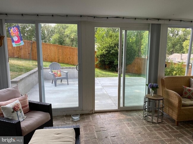 Building Photo - Show stopper