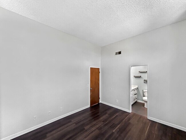 Building Photo - Stunning 2BD/2BA Condo in University Heigh...