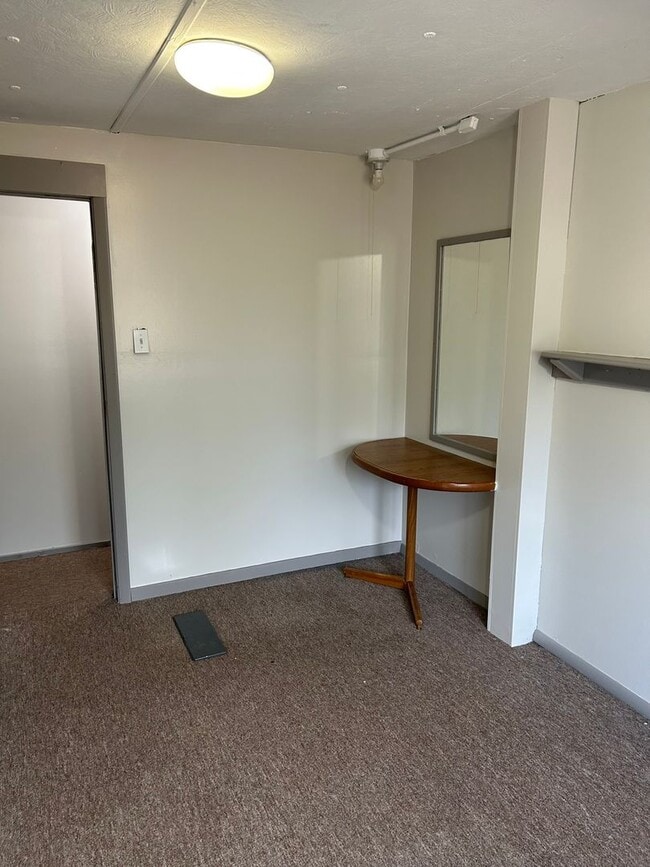 Building Photo - 3 bed 1 bath trailer - Available for 6 mon...