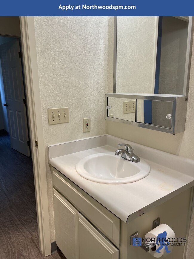 Building Photo - Very Nice 2 Bedroom 1 Bath Condo-Located i...