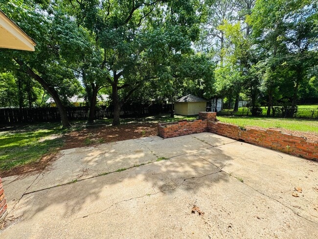 Building Photo - Freshly Renovated 4-Bedroom Retreat!