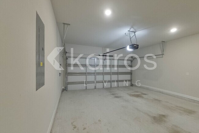 Building Photo - 13642 Willamette Wy
