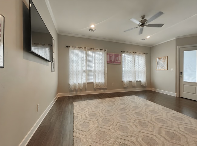 Building Photo - 201 Fairway Dr