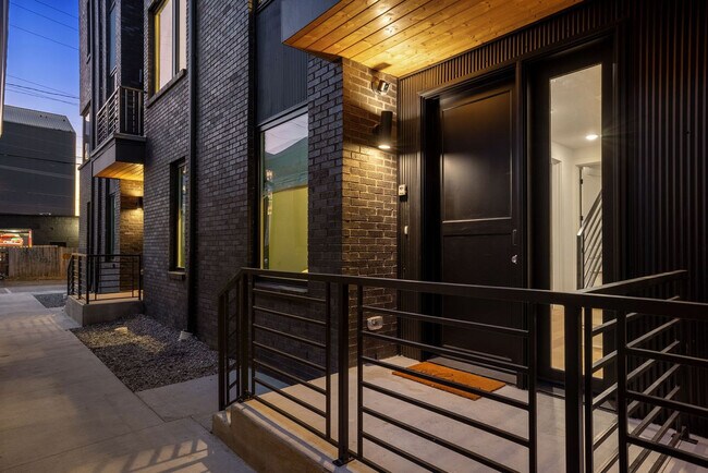 Building Photo - 1117 3rd Ave S