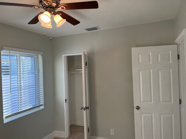 Building Photo - 1516 N Andrews Ave