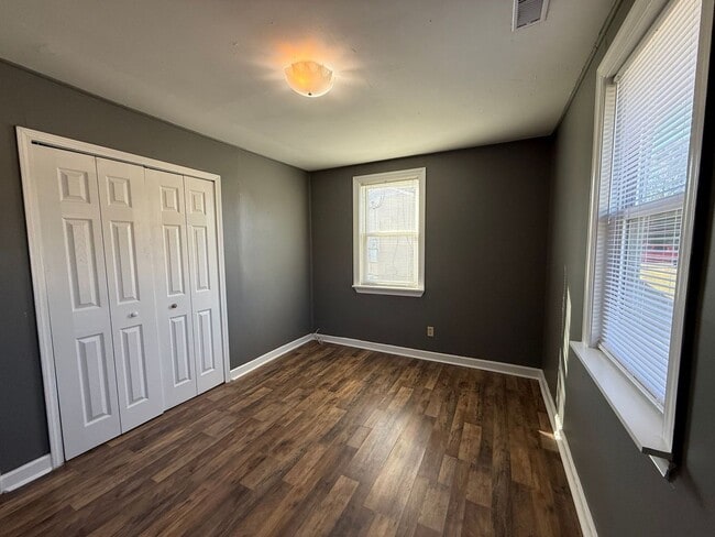 Building Photo - Nice 2 bedroom, 1 bath duplex