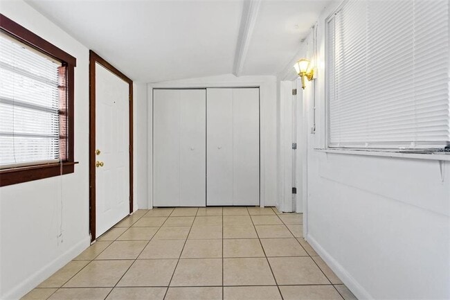 Building Photo - 904 Lakeview Rd