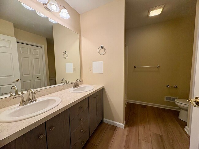 Building Photo - 3 Bedroom 2.5 Bathroom Home Available in Elizabethtown!