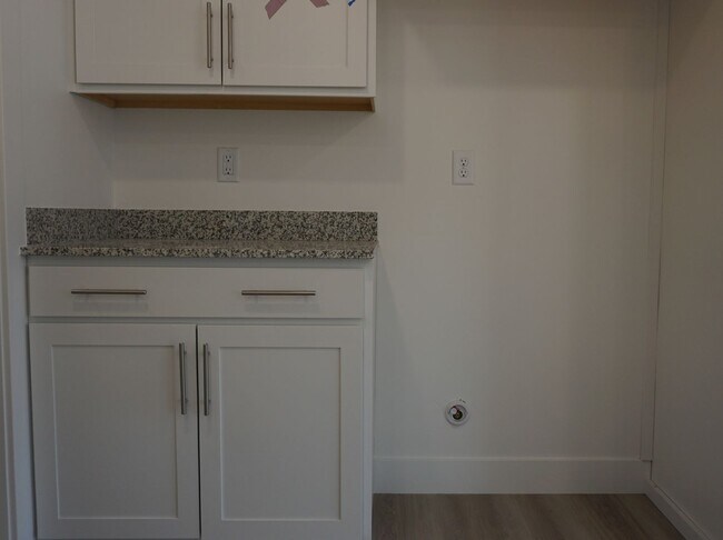 Building Photo - Layton Townhome 3 Bed 2.5 Bath