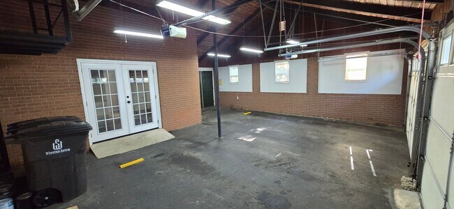 Building Photo - Classic Brick Ranch in Pfafftown