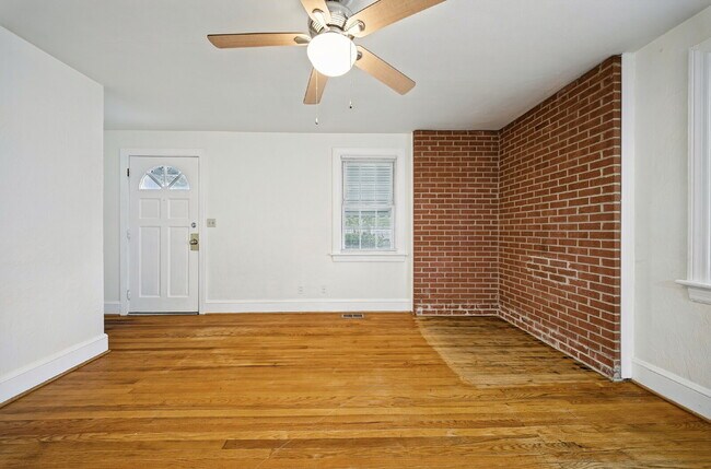 Building Photo - Updated 2-bedroom 1 bath with fenced in yard-PETS allowed-Norfolk
