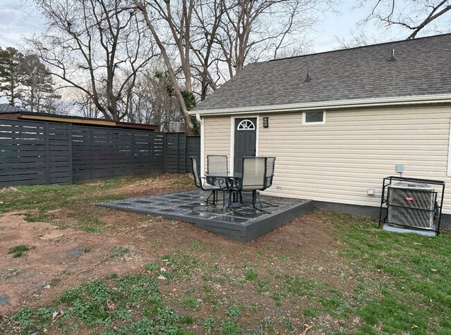 Building Photo - 2BR w/ Driveway & W/D Hookups near Uptown Charlotte