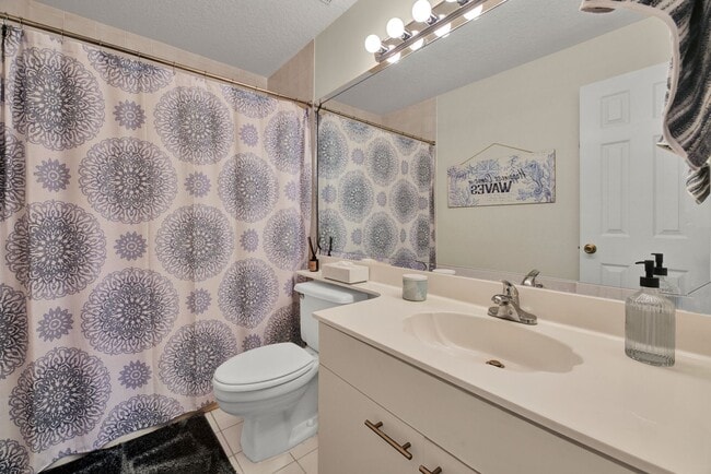 Building Photo - 3/2 Condo available in Emerald Bay!