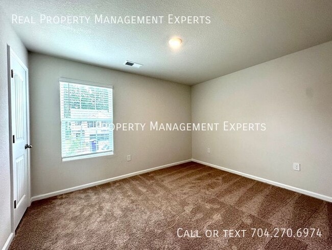 Building Photo - 512 Hawley St