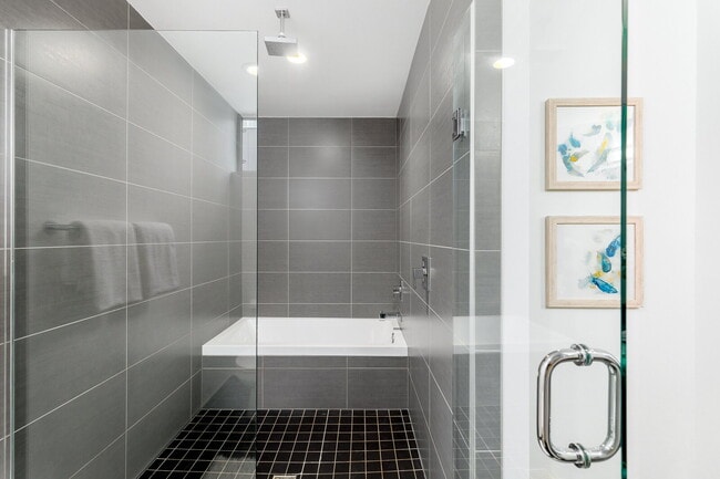 Building Photo - Spacious Judkins Park Townhouse- Parking-Lightrail